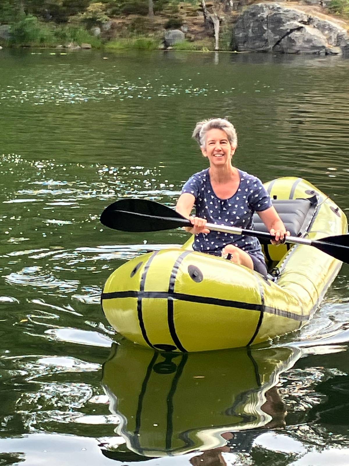 Brigitte mit Paddel im Kajak auf dem Wasser