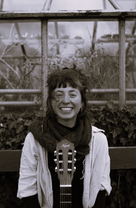 Theresa mit Gitarre